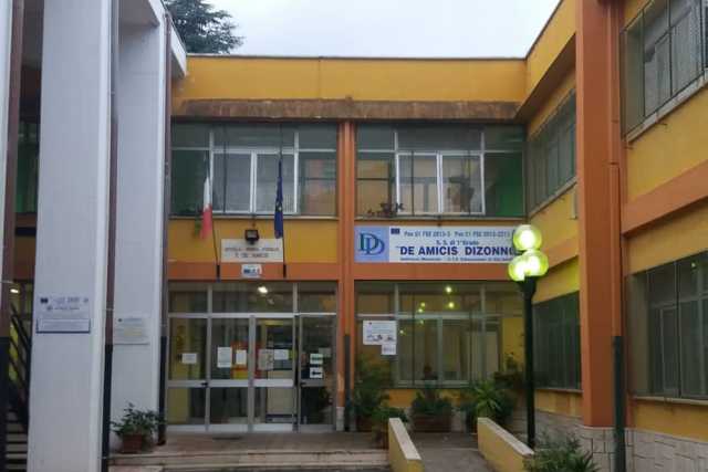 Triggiano, scuola media: padre di un alunno prende a schiaffi e pugni compagno del figlio